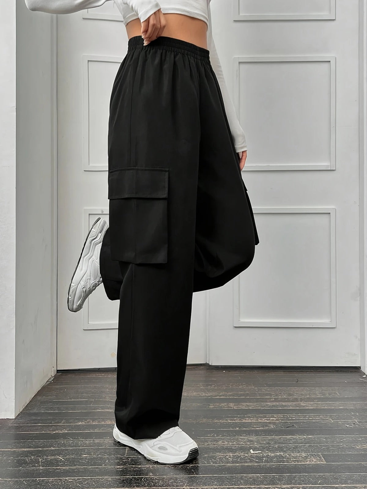 BLACK HIGH WAISTED CARGO SWEATPANT