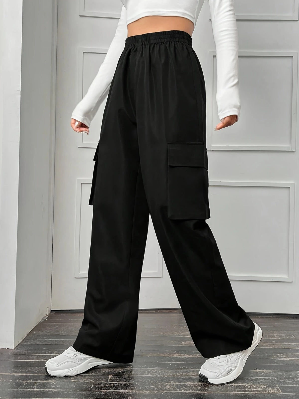 BLACK HIGH WAISTED CARGO SWEATPANT